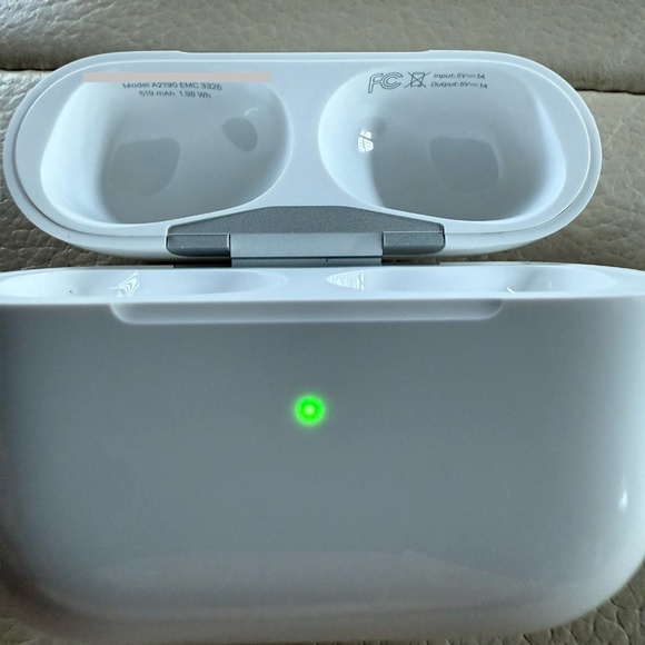 Authentic Apple AirPods Pro 1st generation with Wireless Charging Case A2084 - Picture 5 of 12